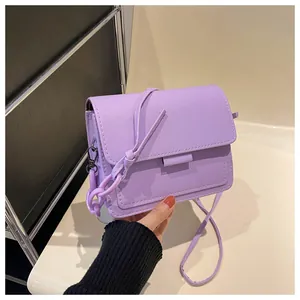 Dettaglio della borsa piccola lavanda con catena viola e design in pelle PU liscia