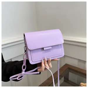 Dettaglio della borsa a tracolla in pelle PU viola con chiusura a patta e catena decorativa