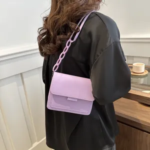 Borsa a tracolla lavanda minimalista con catena in acrilico indossata da una modella