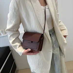 Borsa a tracolla quadrata minimalista in pelle testa di moro con patta per stile femminile