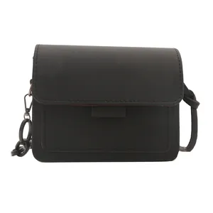 Borsa a tracolla minimalista in pelle PU nera con catena e chiusura a patta su bianco