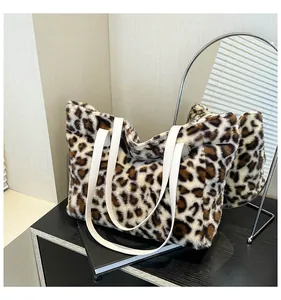 Dettaglio della borsa tote in peluche leopardata con spalline in ecopelle bianca
