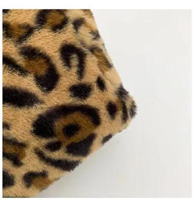 Macro di morbido materiale in ecopelliccia con classica stampa leopardata marrone