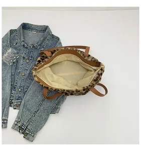 Dettaglio della borsa tote in pelliccia sintetica leopardata con fodera beige e zip