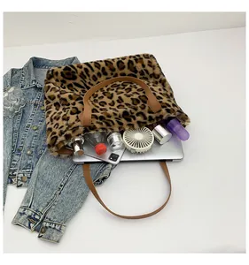 Ampia borsa tote in peluche leopardato con spazio per laptop e oggetti di uso quotidiano