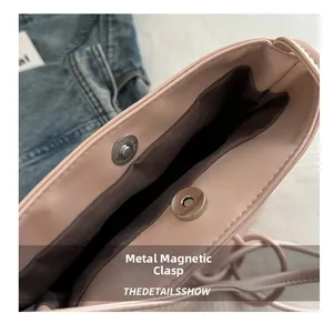 Détail du sac seau en cuir rose avec fermeture magnétique et doublure en tissu