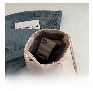 Vue intérieure du sac seau rose montrant l'espace pour téléphone et maquillage