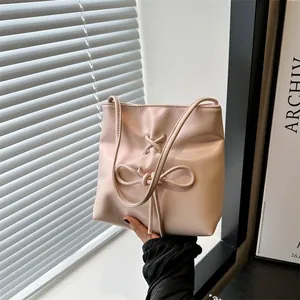 Sac Seau Nœud Design de Niche pour Femmes Chic en Cuir PU Sac d'Aisselle Couleur Unie Tendance Doux Main pour Quotidien
