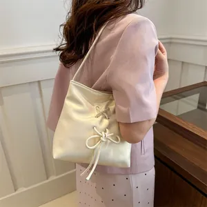 Sac seau beige chic avec nœud papillon, sac à bandoulière élégant pour la mode d'été femme