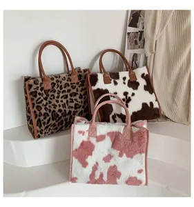 Tre borse tote in peluche con motivi leopardati e muccati e manici in pelle PU