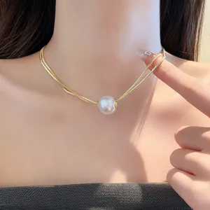Collana a doppio strato in catena serpente dorata con grande ciondolo di perla bianca