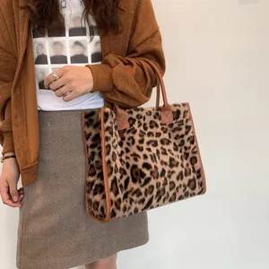 Borsa tote retrò in ecopelliccia leopardata con cinturini in pelle marrone per l'autunno