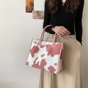 Borsa tote in peluche con stampa mucca rosa e manici in pelle dal design minimalista
