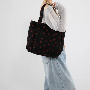 Borsa tote in velluto a coste nera con motivo fragola rossa e spalline lunghe sottili