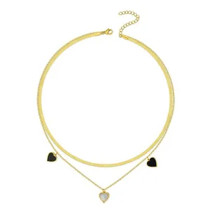 Collana a doppio strato dorata con ciondoli a cuore bianchi e neri e catena piatta