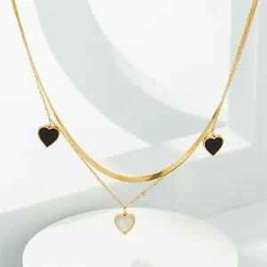 Collana doppia in oro con catena piatta a serpente e ciondolo a cuore in madreperla