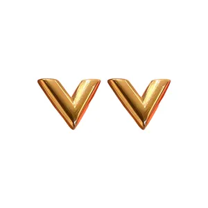 Elegante goldfarbene V-Ohrstecker mit poliertem Metall-Finish und luxuriösem Design
