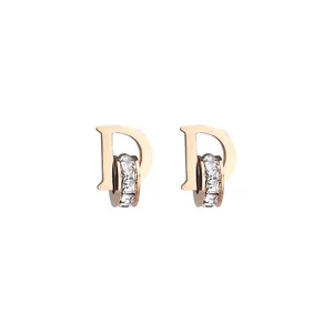 Roségoldene Ohrringe mit D-Buchstaben und Strass-besetztem kleinen Kreis für Damen