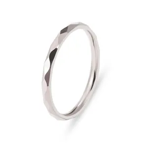 Minimalistischer geometrischer Ring in Silber mit Facettenschliff in Studioaufnahme