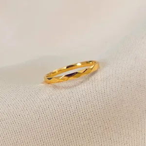 Minimalistischer goldener Ring mit facettiertem Rautenschliff und glitzernder Oberfläche