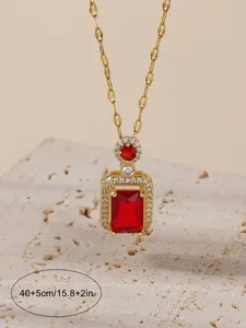 Détail du collier de style émeraude avec pendentif en zircon rouge sur un fond en pierre