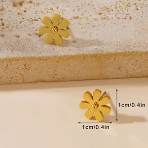 Boucles d'oreilles marguerites plaquées or 18k avec indication de taille de 1cm incluse