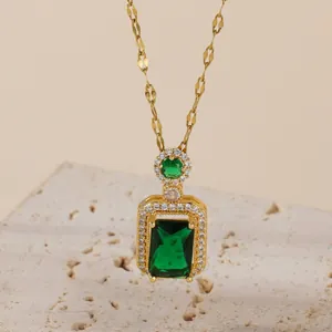 Collier émeraude vintage avec pierre précieuse rectangulaire et chaîne dorée ajourée