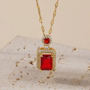 Collier vintage avec pierre rouge taille émeraude et chaîne dorée sur base en pierre