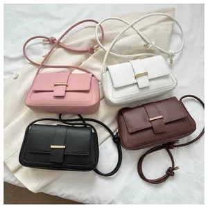 Petits sacs carrés minimalistes en quatre couleurs avec boucle dorée et bandoulière nouée