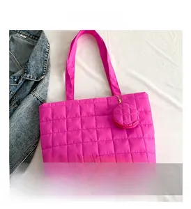 Detailansicht der gesteppten Tragetasche in Pink mit runder Geldbörse und Jeansjacke
