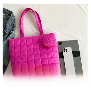 Stepptasche in Pink aus Nylon mit kleinem runden Münzetui auf weißem Hintergrund