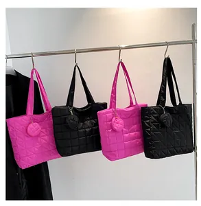 Details gesteppte Puffer-Tote-Bags in Schwarz und Rosa mit passenden Münzbörsen