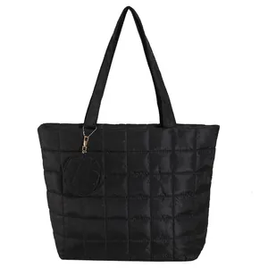Schwarze gesteppte Nylon-Einkaufstasche mit quadratischer Naht und Minibeutel