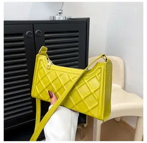 Dettaglio della borsa a spalla giallo lime con trama trapuntata e zip