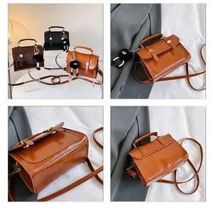 Dettagli della borsa a tracolla vintage in pelle con trama liscia e ciondolo peluche