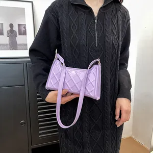 Borsa a spalla baguette viola trapuntata con elegante motivo a grandi griglie