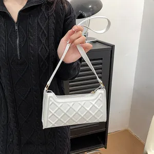 Elegante borsa sottobraccio bianca con motivo a rombi 3D e tracolla in pelle minimalista