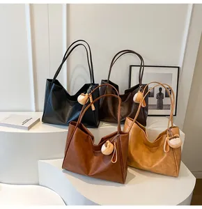 Collezione di grandi borse tote in pelle in quattro colori con ciondoli in peluche