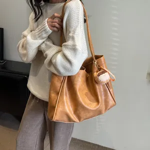 Borsa tote grande in pelle marrone con ciondolo in peluche e tracolla