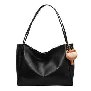 Grande borsa tote nera in ecopelle con trama fine e ciondolo di peluche decorativo