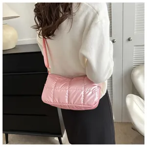 Sac à bandoulière matelassé rose avec texture brillante et détail de sangle réglable
