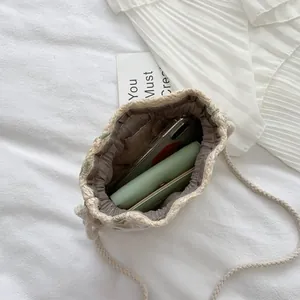 Beige gewebte Kordelzug-Beuteltasche mit floralen Akzenten und geräumigem Innenraum