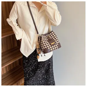 Sac seau en tricot à carreaux marron avec bandoulière cuir et pendentif lapin porté