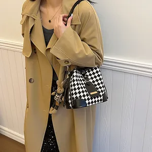 Sac seau vintage à motif losanges noir et blanc avec porte-clé lapin mignon