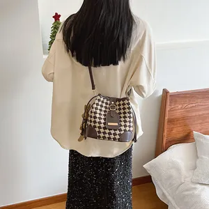 Sac seau vintage à carreaux avec garniture en cuir et breloque ours en peluche chic