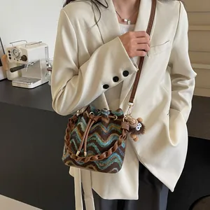 Bolso saco bohemio de punto con patrones de ondas coloridas y correa de cuero marrón