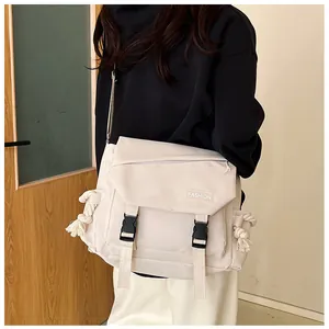 Dettaglio borsa a tracolla in nylon beige con etichetta Fashion e tracolla regolabile