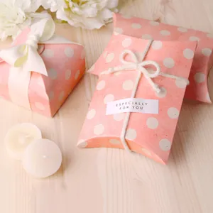 Boîte cadeau oreiller à pois roses avec rubans blancs et autocollants personnalisés