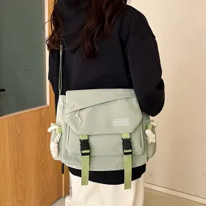 Borsa a tracolla alla moda verde menta con chiusura a fibbia e nappa per uso quotidiano