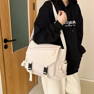 Borsa a tracolla in tela bianco crema stile giapponese con doppia fibbia nera e cinturino largo